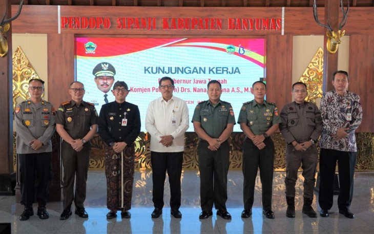 Kasrem 071/Wijayakusuma Letkol Inf Catur Irawan, S.I.P., M.I.P., mewakili Danrem 071/Wijayakusuma Kolonel Czi Mohammad Andhy Kusuma, S.Sos., M.M., M.Han., menyambut PJ. Gubernur Jawa Tengah Komjen Pol (Purn) Drs. Nana Sudjana, A.S., M.M., di Pendopo Sipanji Pemkab Banyumas, Purwokerto, Banyumas. Kamis (21/12/2023)
