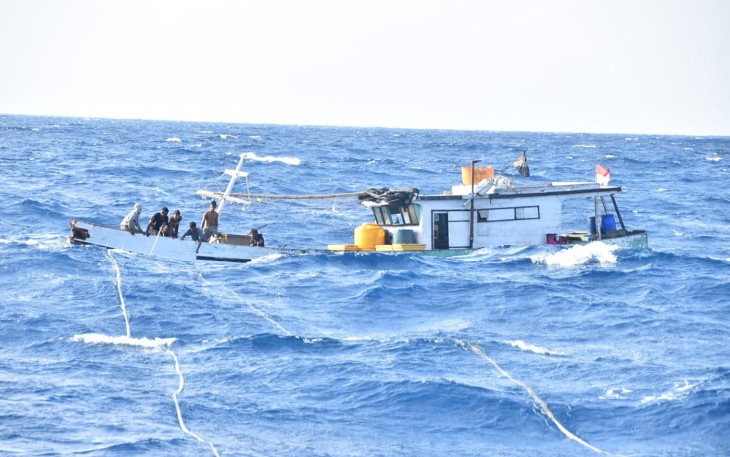 Bakamla RI saat Evakuasi Korban Kapal Mati Mesin di Perairan Pulau Rote