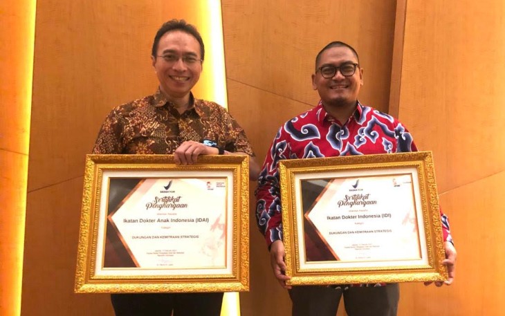 Penerimaan penghargaan terhadap PB IDI diterima oleh Dr Ulul Albab, SpOG, Sekretaris Jendral (Sekjen) PB IDI dan IDAI diterima oleh Dr Piprim Basarah Yanuarso, SpA(K), Ketua Pengurus Pusat IDAI.