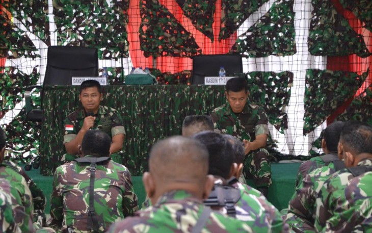 Dandim 1710/Mimika Letkol Inf Dedy Dwi Cahyadi memberi pengarahan kepada seluruh Prajurit dan PNS Kodim 1710/Mimika di Pendopo Darmawangsa Kodim 1710/Mimika