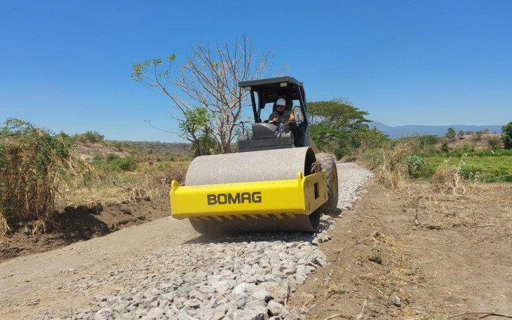 Pembangunan infrastruktur berupa pengerasan atau pengaspalan jalan untuk kendaraan tempur (ranpur) jenis Tank di Pusat Latihan Pertempuran (PLP) 5 Marinir TNI AL di Baluran Situbondo, Jawa Timur, Jum'at (25/8/2023).