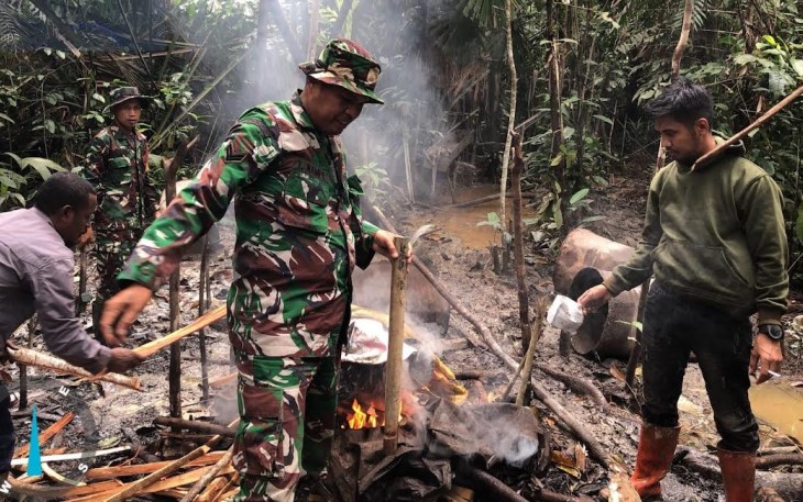 Aparat Gabungan Koramil Mapurujaya dan Polsek Mimika Timur saat Gerebek Tempat Produksi Sopi