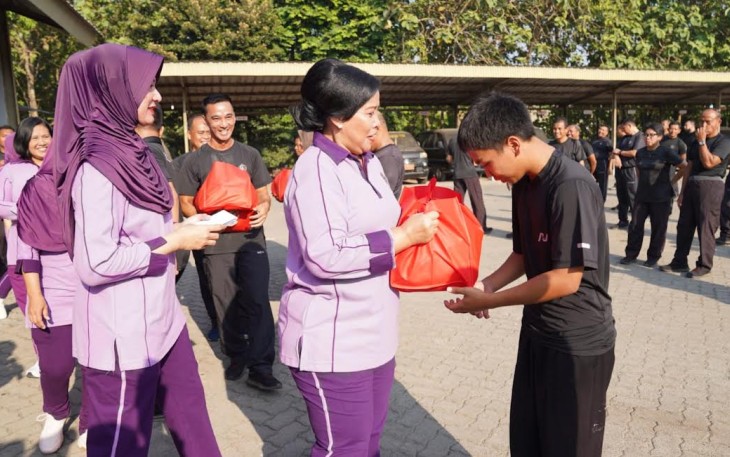 IKKT CBS XV Puspen TNI saat Gelar Bazar dan Olahraga Bersama