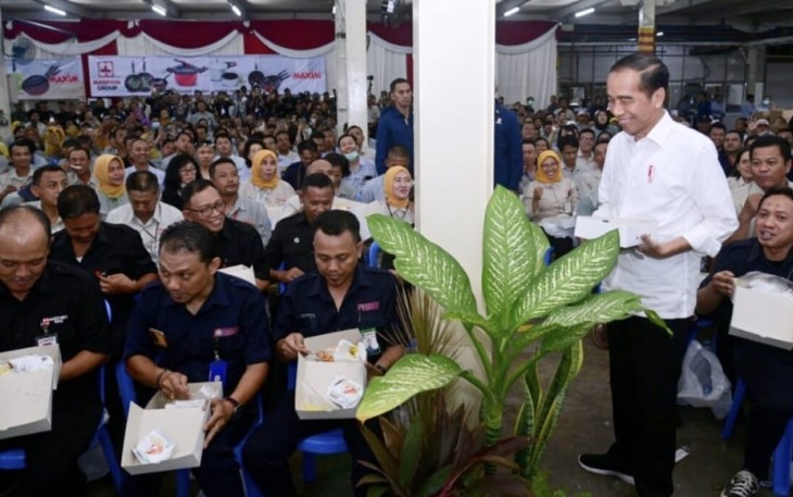Presiden Jokowi saat Santap Siang Nasi Kotak Bersama Karyawan Pabrik