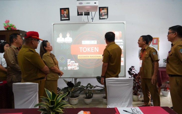 Wali Kota Bitung Maurits Mantiri saat meninjau pelaksanaan asesmen Nasional SMP