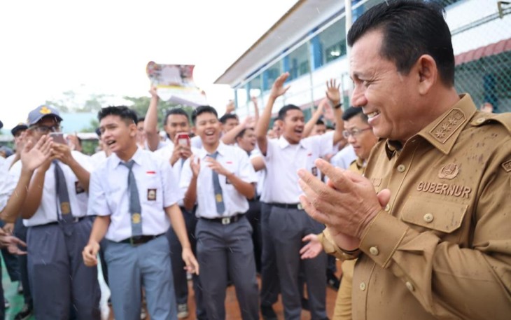 Gubernur Kepulauan Riau H. Ansar Ahmad saat melakukan kunjungan ke SMA Negeri 3 Batam, Senin (27/02). 