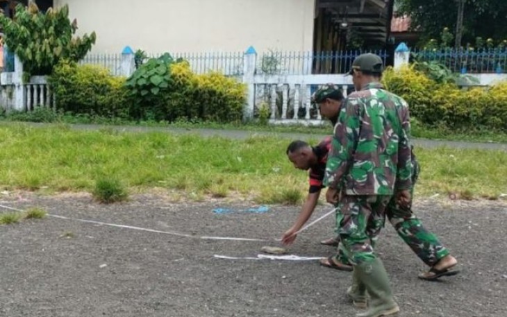 Personil satgas TMMD Ke-116 Kodim 1310/Bitung saat melakukan pengukuran lokasi pembangunan Joging track