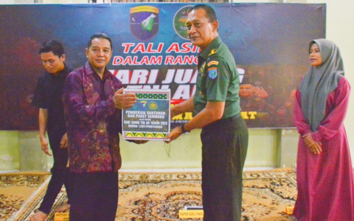 Pangdam XII/Tpr Mayjen TNI Iwan Setiawan, S.E., M.M., yang diwakili Pamen Ahli Pangdam XII/Tpr Bidang OMP Kolonel Inf Heru Kuntjoro. Diikuti oleh para pejabat utama Kodam XII/Tpr dan Kodim 1207/Pontianak serta Pengurus Persit KCK PD XII/Tpr Berbagi Kebahagiaan Dengan Anak Yatim