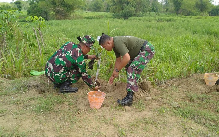 Kepala Staf Kodim 0807 Tulungagung, Mayor Inf Zuhal Muhammad Hasan bersama Asosiasi Mahasiswa Tulungagung Indonesia (AMTI), Perum Jasa Tirta dan instansi terkait melaksanakan kegiatan penanaman seribu pohon di daerah aliran sungai Brantas Desa Bukur Kecamatan Sumbergempol Kabupaten Tulungagung Jawa Timur, Rabu (27/12/2023)