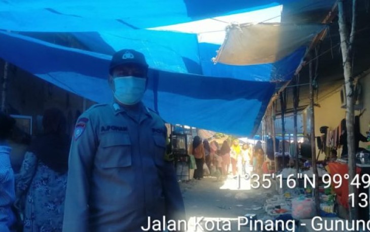 Bhabinkamtibmas Polsek Padang Bolak, Bripka Adam Pohan, menggelar Patroli di Pasar Rokan Baru