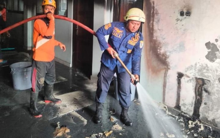 Petugas Damkar Karanganyar dan relawan sedang membersihkan sisa-sisa material yang terbakar di dalam ruang idaroh kantor pusat Ponpes Isy Karima, Rabu (21/6/2023). Foto : Istimewa