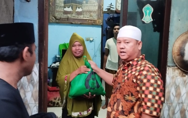 Gus Lilur Bantu Lansia di Kelurahan Simolawang Surabaya 
