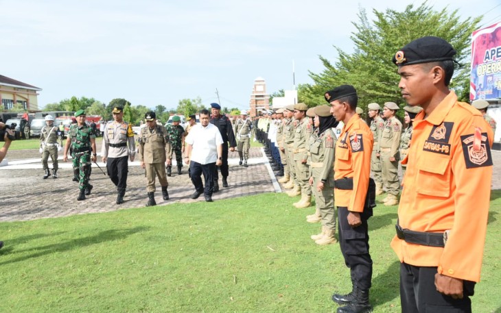 Kapolres Tapsel AKBP Imam, Zamroni, SIK, MH, Bupati  Tapanuli Selatan (Tapsel) H Dolly Pasaribu, Bupati Paluta Andar Amin Harahap selaku Inspektur Apel. Saat Apel Pasukan Operasi Ketupat Toba 2023 di Paluta.