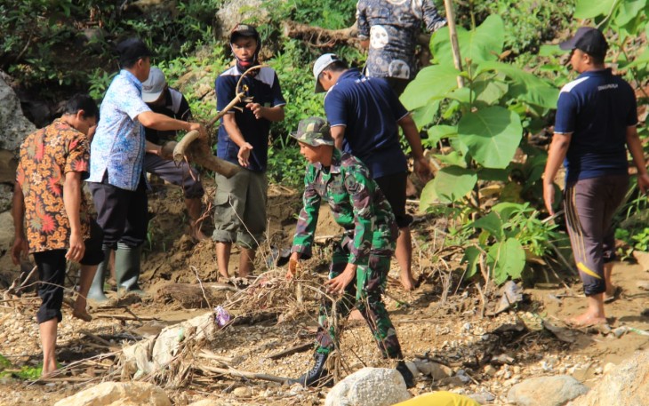 Kodim 0806/Trenggalek menggelar karya bakti bersihkan saluran air sebagai langkah nyata dalam memperingati Hari Juang TNI AD tahun 2023