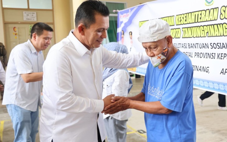 Gubernur Ansar saat Serahkan Bantuan Sembako di Sekolah Toan Hwa Tanjungpinang