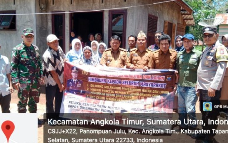 Bhabinkamtibmas Polsek Sipirok, Aipda Thomas M Harahap, bersama Camat Angkola Timur, Cos Riady Siregar, SH, MM, dan lainnya, kompak menggelar sosialisasi terkait bahaya kebakaran hutan dan lahan (Karhutla), Selasa (4/4/2023) siang.