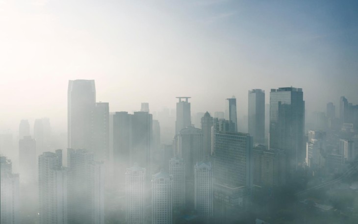 Gedung – gedung pencakar langit diselimuti asap polusi foto : @creativaimages 