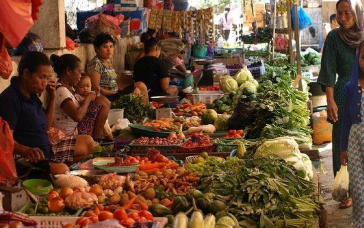 Suasana transaksi jual beli di pasar tradisional Foto: Pinterest