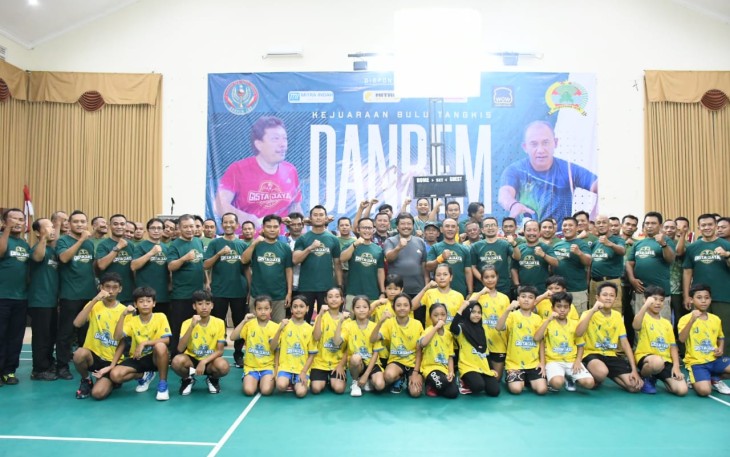 Komandan Kodim 0802/Ponorogo, Letkol Inf Hirta Juni Adriansyah, S. Sos. M. Han. tadi malam menghadiri Pembukaan Kejuaraan bulu tangkis Danrem Cup Tahun 2023 bertempat di Gedung Serbaguna Graha Gista jaya, Jl. Ponorogo – Solo, Desa Sumoroto, Kecamatan Kauman, Kabupaten Ponorogo, Kamis (28/12/2023)