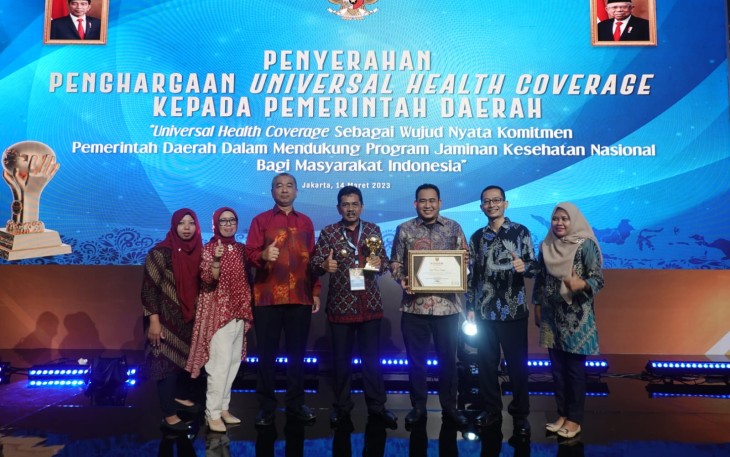 Pj Walikota Tebing Tinggi Terima Penghargaan UHC Award 2023