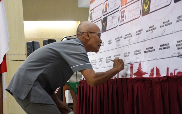 Salah Satu Pimpinan Media Massa Sedang Menandatangani Deklarasi Pemilu Damai 