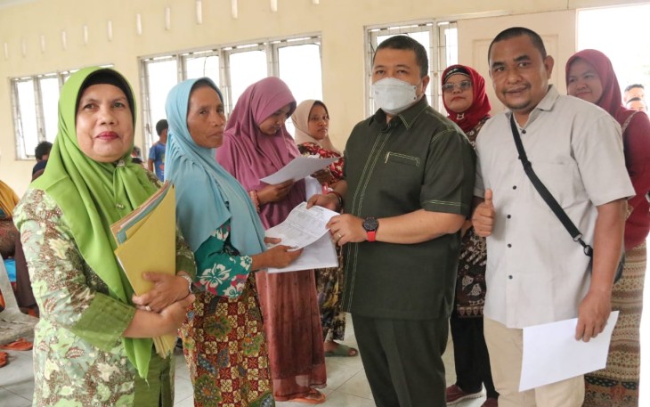Bupati Tapanuli Selatan H Dolly Pasaribu saat mengunjungi Puskesmas