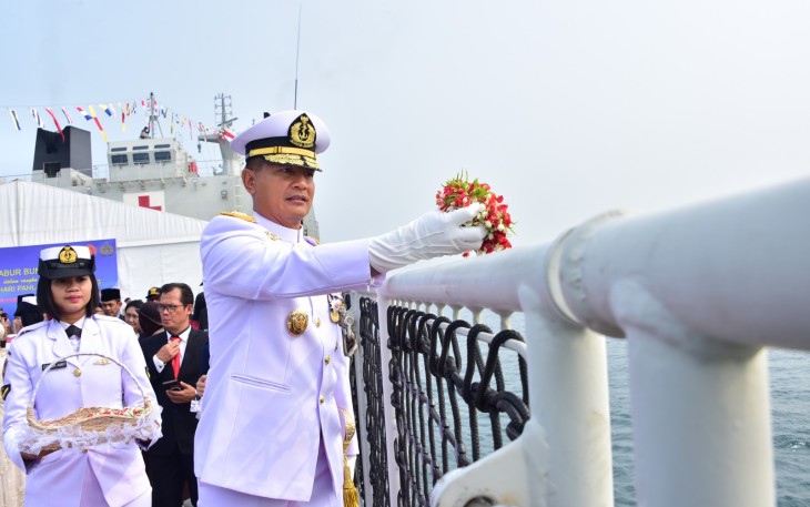 TNI AL Peringati Hari Pahlawan Dengan Upacara Tabur Bunga di Laut  