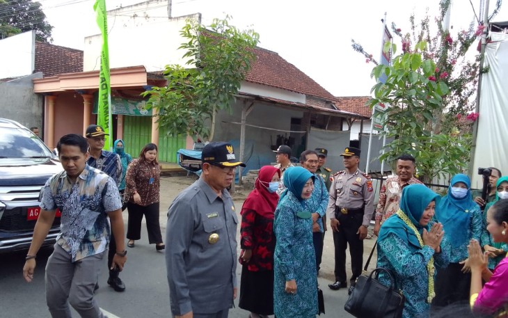 Bupati Tulungagung didampingi Ketua TPPKK Kabupaten saat menyambut Ketua Tim Penilai Lomba dari Provinsi Jatim di Desa Sumberejo Kulon 