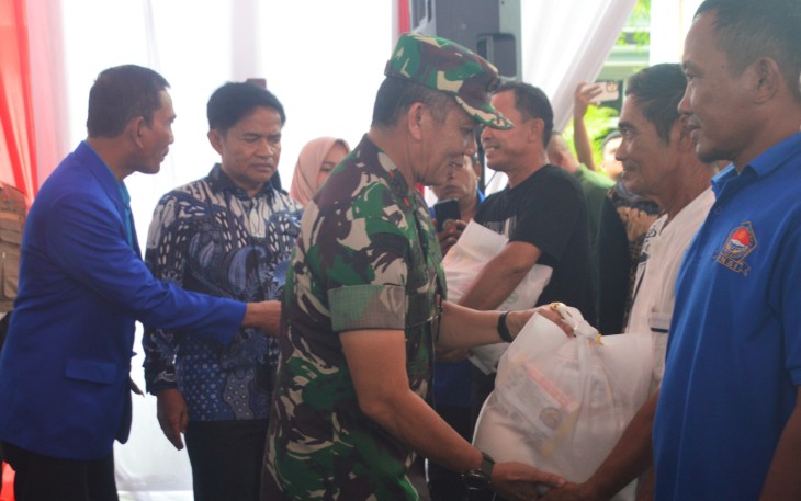 Pangdam I/BB, Mayjen TNI Mochammad Hasan membagikan 1000 paket sembako untuk keluarga nelayan di Belawan, Sumatera Utara, Jumat (8/12/2023)