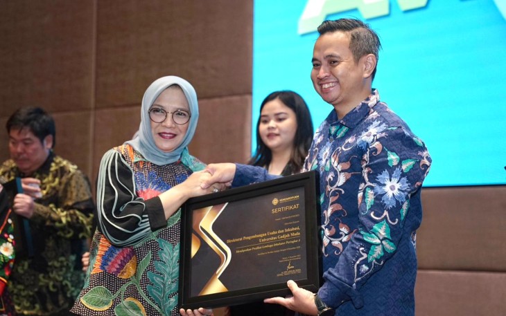 Kementerian Koperasi dan UKM (KemenKopUKM) memberikan penghargaan kepada lembaga inkubator yang telah berhasil mendampingi dan membina tenant-tenant wirausaha baru dan start-up sehingga tumbuh menjadi pelaku ekonomi yang berkualitas, di Jakarta (9/12)