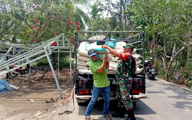 Babinsa Dampingi Penyaluran Bibit Padi di Desa Penawakan 