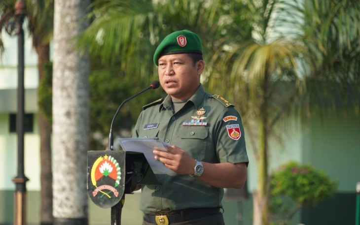 Kasrem 071/Wijayakusuma Letkol Inf Catur Irawan, S.I.P., M.I.P., selaku Inspektur Upacara Hari Bela Negara Ke-75 Tahun 2023 mewakili Danrem 071/Wijayakusuma Kolonel Czi Mohammad Andhy Kusuma, S.Sos., M.M., M.Han., di Lapangan Upacara Makorem 071/Wijayakusuma, Sokaraja, Banyumas. Selasa (19/12/2023)