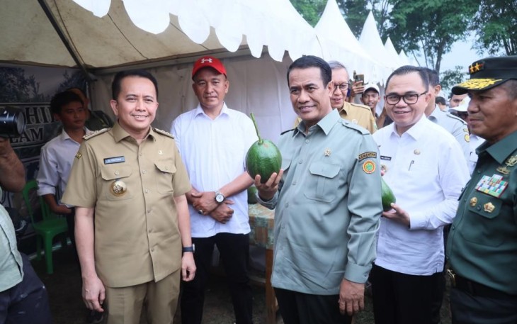 Mentan saat memberikan pembinaan bagi para penyuluh pertanian se-Sumsel yang dipusatkan di Sekolah Menengah Kejuruan Pertanian Pembangunan (SMK PP) Negeri Sembawa Banyuasin, Sumatera Selatan, Senin (13/11/2023).