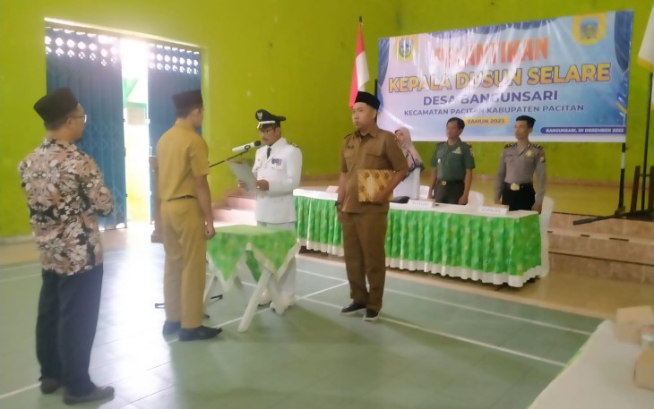 Danramil 0801/01 Pacitan Kodim 0801/Pacitan Kapten Kav Dadut Setiawan menghadiri pelantikan Kepala Dusun Selare terpilih atas nama Bpk Agus yang berlangsung di Balai Desa Bangunsari, Kec./Kab. Pacitan, Rabu (20/12/2023). 