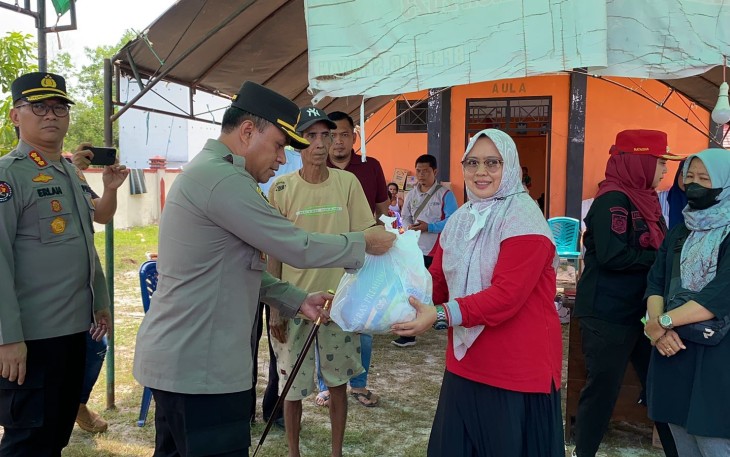 Polda Kalteng dan Polres Seruyan Bagikan Ratusan Sembako Kepada Warga