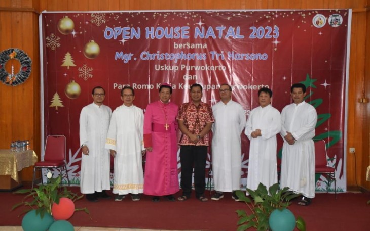 Kasrem 071/Wijayakusuma Letkol Inf Catur Irawan, S.I.P., M.I.P., masih dalam suasana Natal, menghadiri Open House yang diselenggarakan Keuskupan Purwokerto di Pascalis Hall Purwokerto, Banyumas, Selasa (26/12/2023)