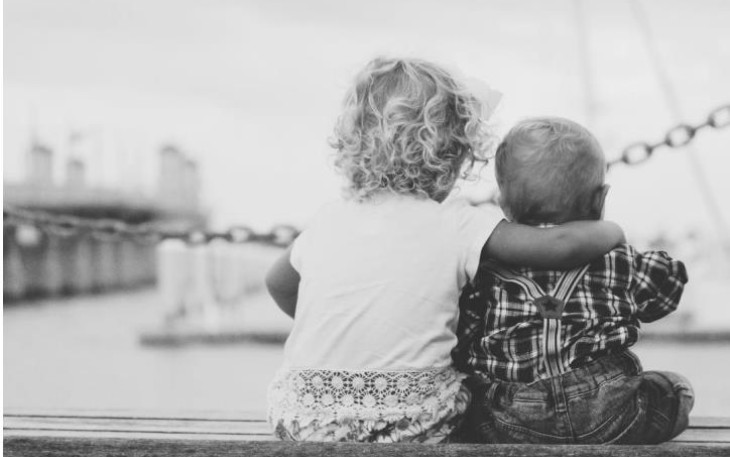 Ilustrasi adik dan kakak Foto : Unsplash 