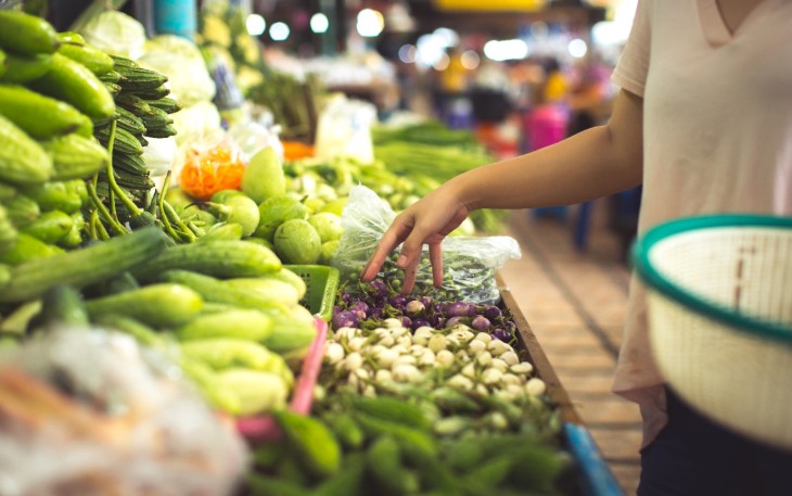 Belanja di Pasar Tradisional Pondok Gede (Sumber : pripik)