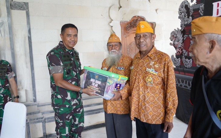 Pangdam IX/Udayana Mayjen TNI Harfendi, S.I.P., M.Sc menghadiri kegiatan karya bakti dan bakti sosial yang digelar secara virtual melalui Video Conference (Vidcon) dengan Kasad bertempat di Wantilan Pura Dalem Srogsogan, Banjar Batu Kandik, Desa Padangsambian Kaja, Kecamatan Denpasar Barat, Kota Denpasar, Kamis (14/12/2023)