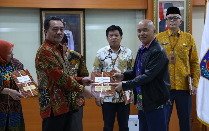 Kepala BSKDN Kemendagri Yusharto Huntoyungo saat Serahkan DIPA 2024 kepada jajarannya di Aula BSKDN, Kamis, 30 November 2023.