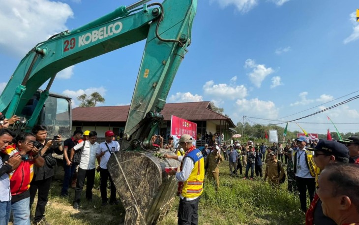 Kepala BPJN Kalimantan Barat Ditjen Bina Marga Kementerian PUPR Handiyana saat mendampingi Ketua Komisi V DPR Lasarus menandai perbaikan ruas jalan tersebut, Senin (4/9/2023). 