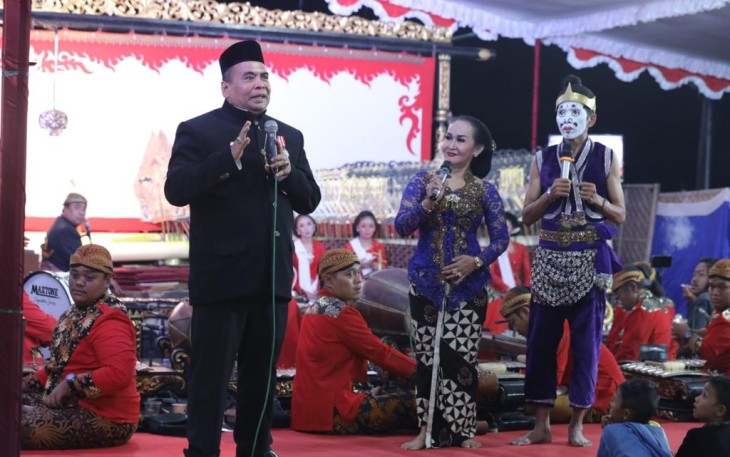 Wamendes Paiman saat sambutan pada Pagelaran Wayang Kulit, Minggu (27/8) malam di rumah Kalimasadha Nusantara, Desa Gemblegan, Klaten, Jawa Tengah.