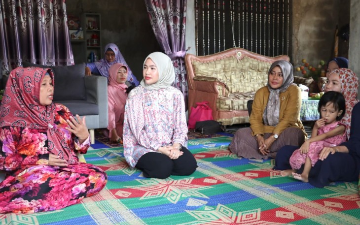 Pemerintah Kabupaten Bintan melalui Ketua TP PKK Bintan Hafizha Rahmadhani saat datang mengunjungi Sisfa di rumah ibu asuhnya, Jum'at (06/10) di Gang Kapas Desa Lancang Kuning.