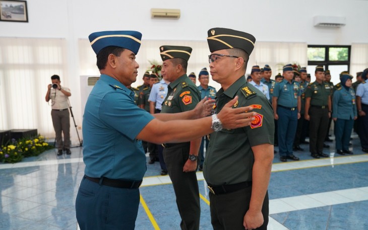 Asrenum Panglima TNI, Laksda TNI Hery Puranto, S.E., M.M., memimpin upacara Serah Terima Jabatan (Sertijab) Wakil Asisten Staf Kebijakan Strategis dan Perencanaan Umum Panglima TNI (Waasrenum Panglima TNI) dari Brigjen TNI Berlin Germany, S.Sos., M.M., C.Fr.A., CHRMP. kepada Kolonel Arh Harvin Kidingallo, S.H., S.T., M.Han., di Mabes TNI Cilangkap, Jakarta Timur, Selasa (12/12/2023)
