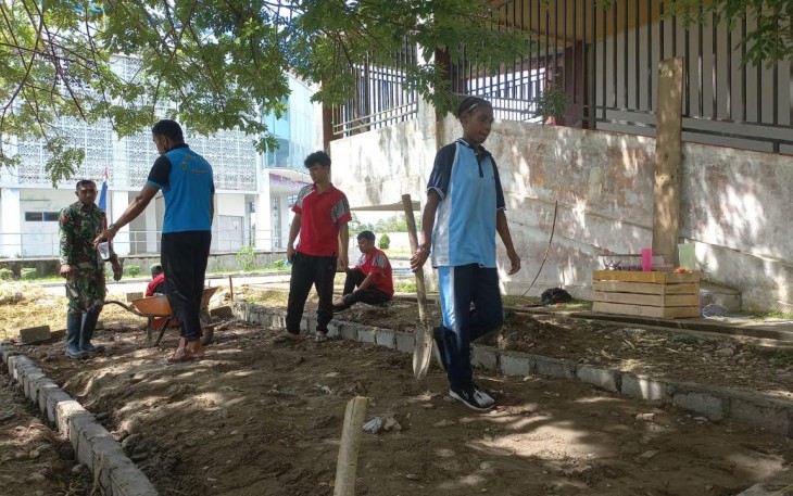 Babinsa Timika Bantu Pembuatan Bak Lompat Jauh