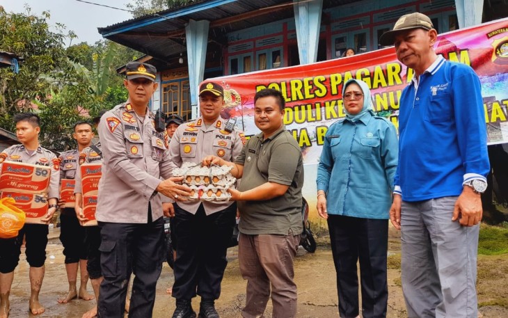 Polres Pagar Alam saat Berikan Bantuan Logistik kepada Masyarakat Kena Banjir Bandang