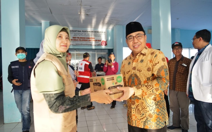 Asisten I Pemerintahan dan Kesejahteraan Rakyat Khairil Anwar melepas keberangkatan tim pengabdian Fakultas Kedokteran dan Ilmu Kesehatan Universitas Bengkulu ke Pulau Enggano