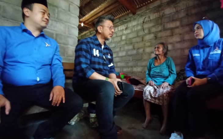 Fungsionaris DPP Partai Demokrat, Renville Antonio saat sambangi Mbok Warni yang Hidup Seorang Diri