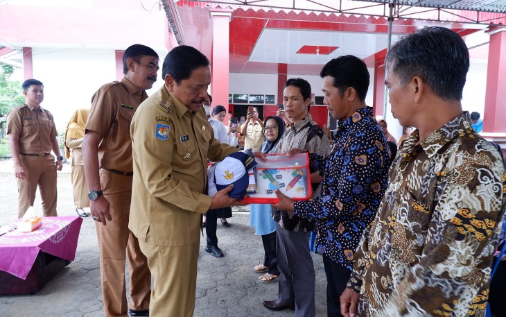 Bupati Mian Salurkan Bantuan Seragam dan Peralatan Belajar Siswa Tingkat SD dan SMP