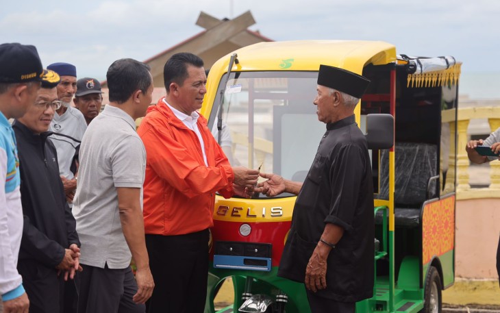 Gubernur Ansar saat serahkan Becak Listrik Untuk Masyarakat Penyengat dari Kemenhub RI